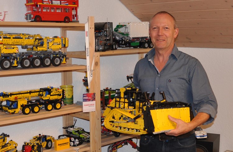 Hansruedi Suter stellt in seinem Bastlerzimmer über 30 Lego-Modelle aus. Foto Stefan Schmid