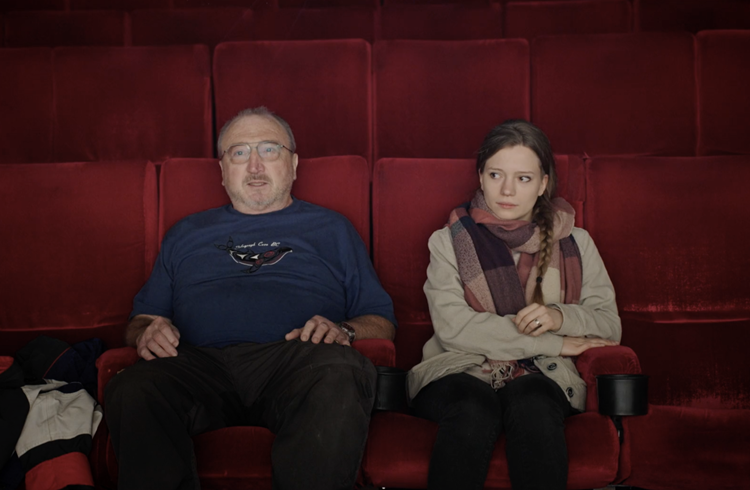 Urs Amrein und Regisseurin Morgane Frund im Kinosaal. Videostill aus dem Film «Ours» ©HSLU – Morgane Frund, BA Video