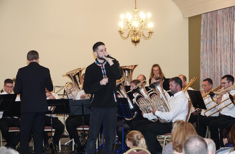 Der Beatboxer Denis Marian riss mit erstaunlichen Drumgeräuschen das Publikum förmlich mit. Foto Roland Meyer Der Beatboxer Denis Marian riss mit erstaunlichen Drumgeräuschen das Publikum förmlich mit. Foto Roland Meyer