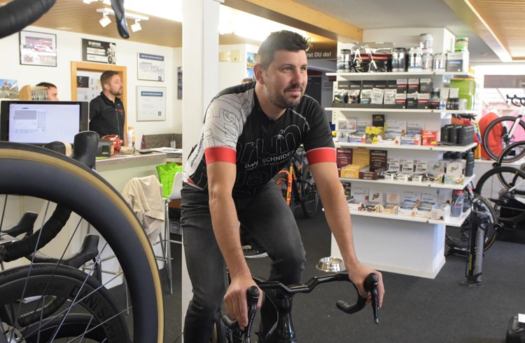 Florian Ruffieux trainiert auf der Rolle bei Dani Schnider Radport. Foto Michael Wyss