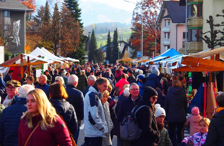 Viele Besucherinnen und Besucher waren am Sonntag beim Ruswiler Weihnachtsmarkt. Foto Dieter Hodel