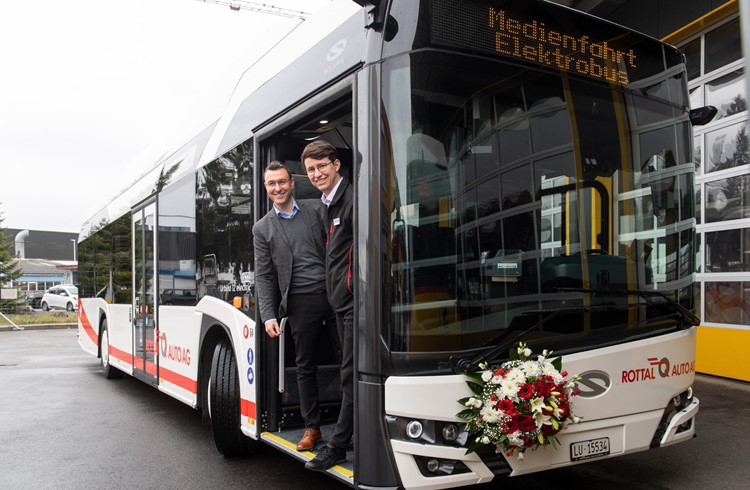Geschäftsführer Andreas Boppart (links) und Gion Luca Dobmann, Projektleiter, freuen sich über die neuen E-Busse beim Ruswiler Unternehmen. Foto Eveline Beerkircher