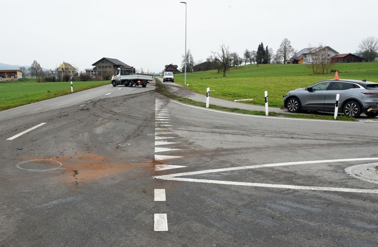 Der Unfall zwischen einem Personenwagen und Lieferwagen passierte auf der Kantonsstrasse in Buttisholz. Foto Luzerner Polizei