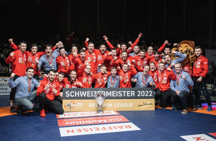 Die Willisauer Ringer feierten den Gewinn der Schweizermeisterschaft in der heimischen BBZ Halle vor 1800 Fans. Foto Patric Borchert
