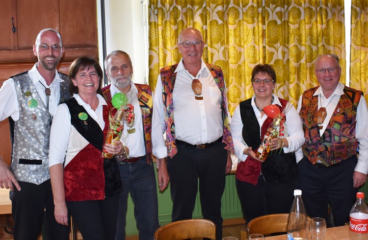 Dreimal 35 Jahre: (von links) Geri Wicki, Sandra Burri, Thomas Teuffer (Jubilar), 
Heiri Fischer (Jubilar), Ursi Wicki und Ferdinand Brühlmann (Jubilar). Foto zVg