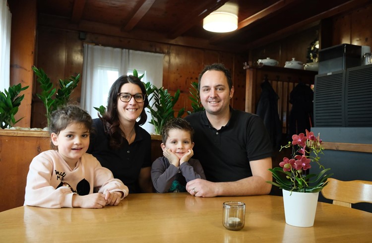 Das Wirtepaar Manuela und Marco Graf mit ihren Kindern Marina und Mauro. Foto Hannes Bucher