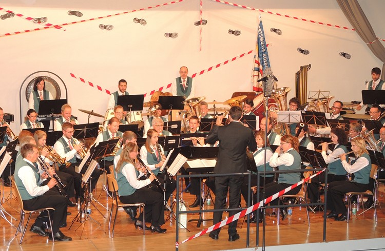 Die Ortsmusik Rüediswil unter der Leitung von Florian Lang beim Konzert mit "Tatort"Dekorationen. Foto Josef Stirnimann-Maurer