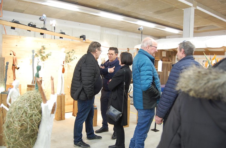 Kunstschaffende aus dem Rottal im Gespräch mit Besucherinnen und Besuchern. Foto Willi Rölli