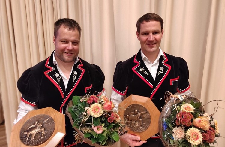 Roland Albisser (links) und Christian Steurer wurden in Nottwil mit der Ehrenmitgliedschaft ausgezeichnet. Foto Armin Muff