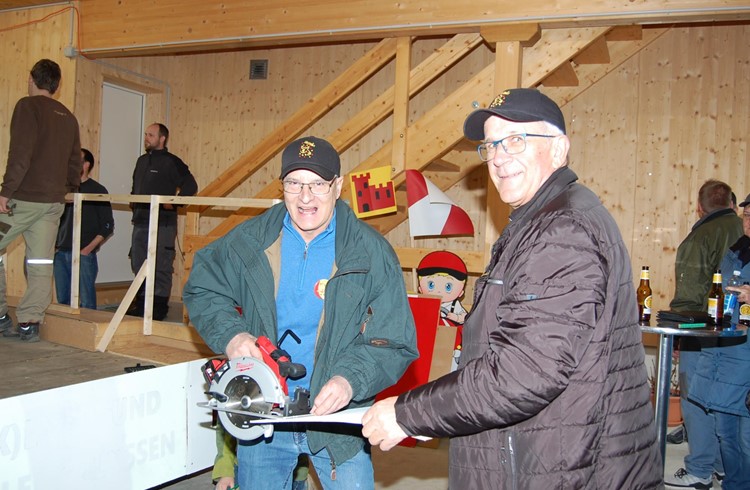 Beim Besuch bei den Wagenbauern legen auch Zunftmeister Zücku (links) und Umzugschef Uli Walpen Hand an. Foto Willi Rölli