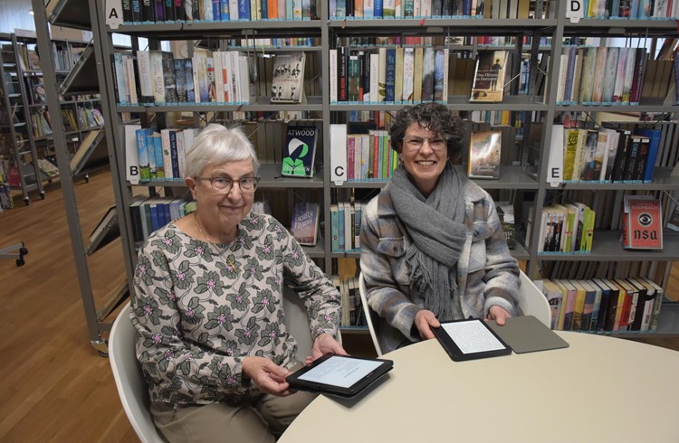 Die beiden Buttisholzerinnen Monika Ziswiler (links) und Caroline Ziswiler sind begeisterte E-Book Reader Nutzerinnen. Foto Michael Wyss