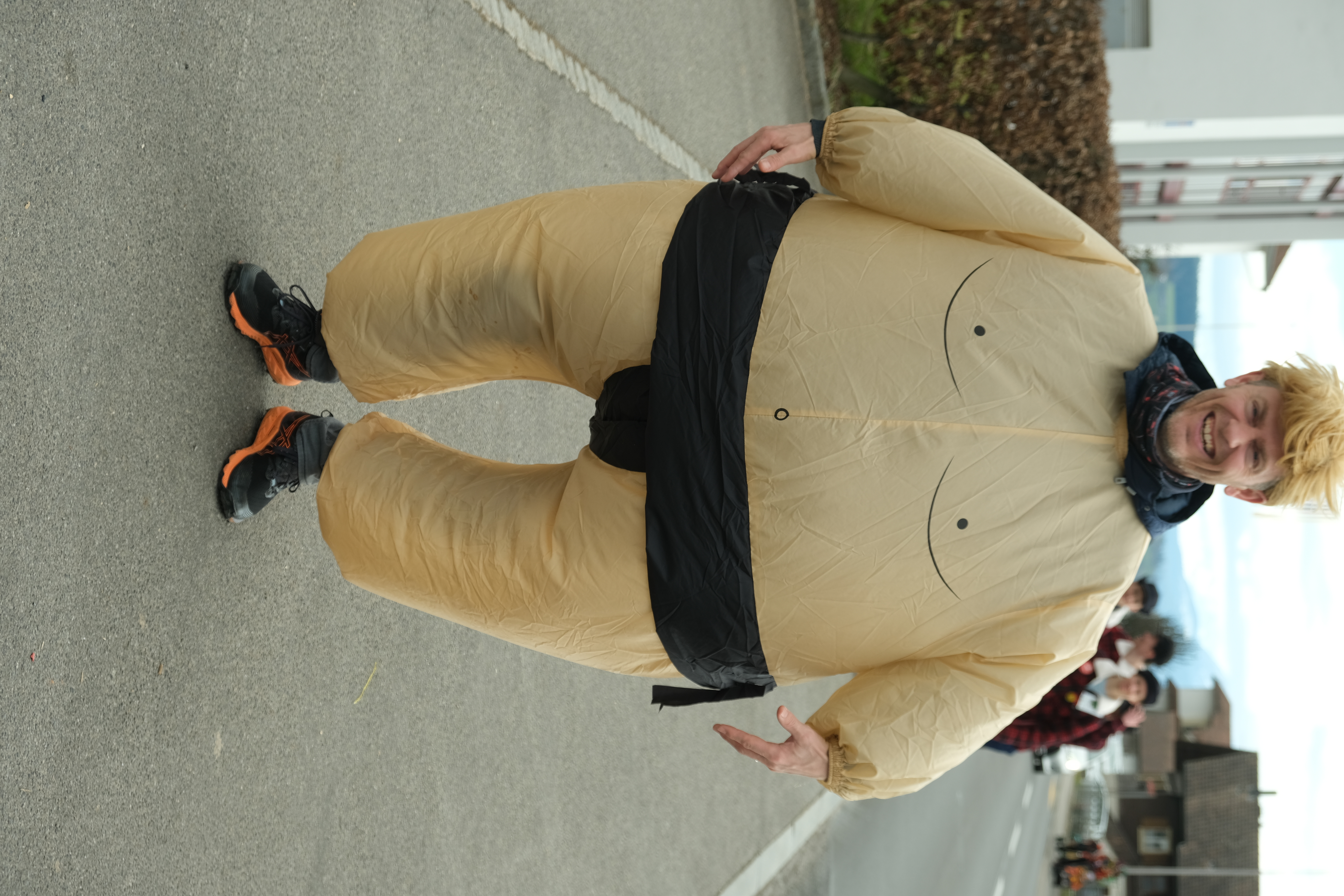 Ihm gehört die Strasse. Foto Hannes Bucher