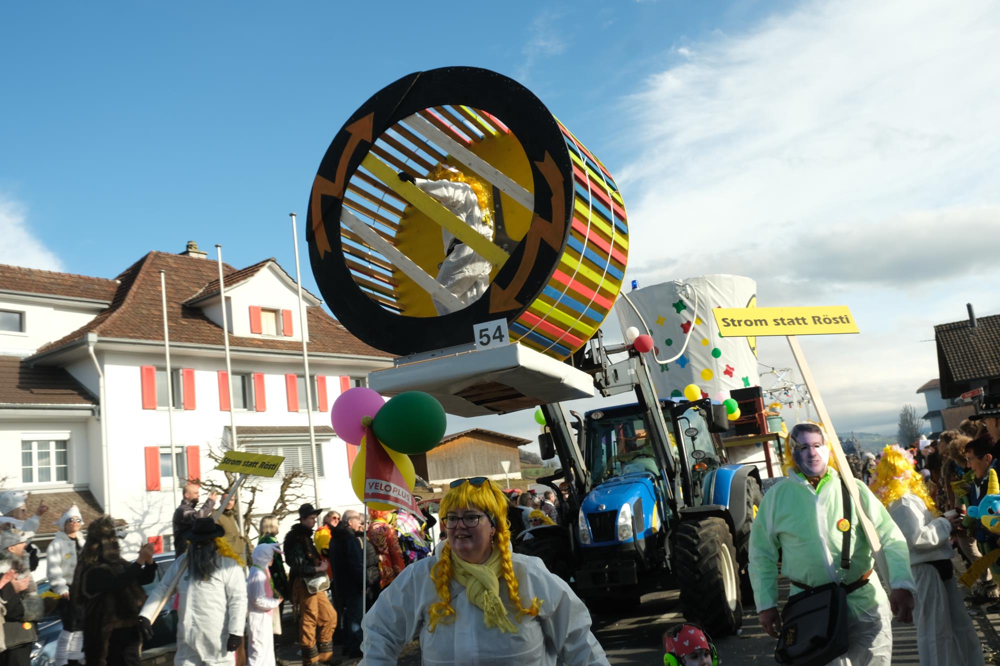 Gegen die Energiekrise: Die Möösler produzierten mit einem grossen Hamsterrad den eigenen Strom und ernteten viel Applaus für den kreativen Aufritt. Foto Hannes Bucher