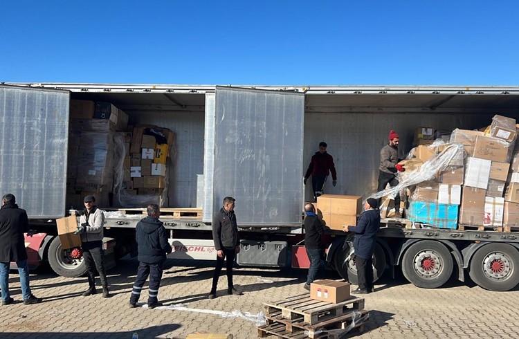 Die Hilfsgüter werden in der Türkei entladen. Foto zVg