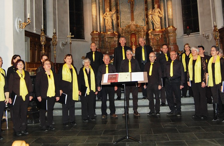 Der gemischte Chor Grosswangen beim Konzert in der Pfarrkirche Ettiswil beim «Ave-Maria-Glöcklein» mit der Dirigentin und Solistin Emma Stirnimann (ganz links). Foto Willi Rölli