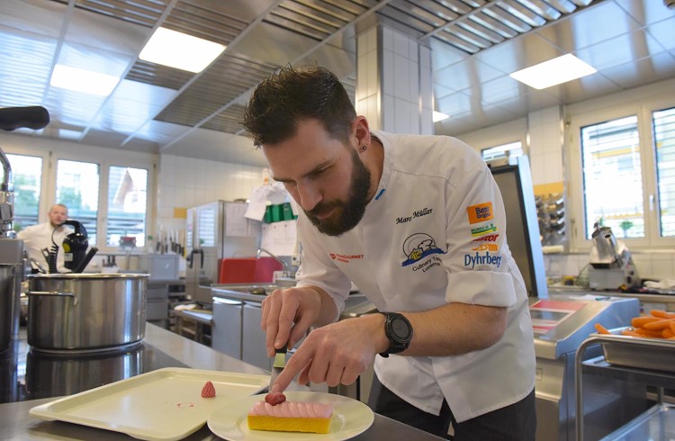 Der Buttisholzer Marcel Müller beim Zubereiten eines Desserts in der Küche im Heim Weiermatte in Menznau. Foto Michael Wyss