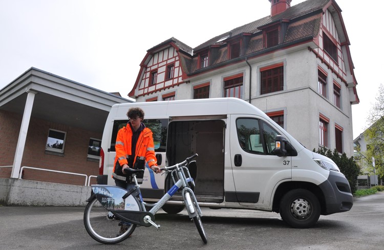 Der Zivildienstleistende Laurin Hegi kontrolliert im Auftrag der Caritas Luzern die Velos am Standort Hellbühl Schulhaus. Foto Stefan Schmid