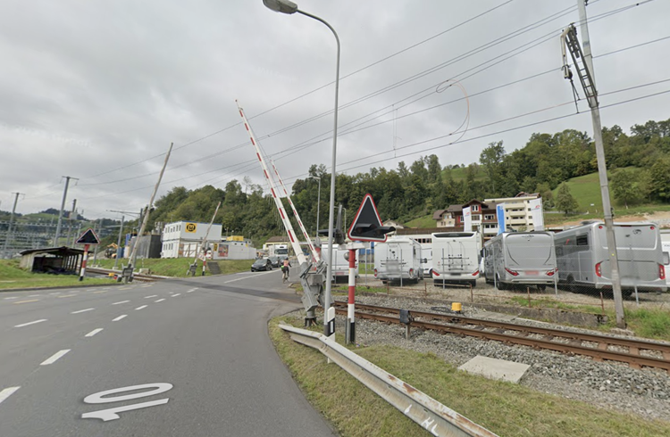 Der Bahnübergang Hackenrüti in Wolhusen. Foto Google Maps