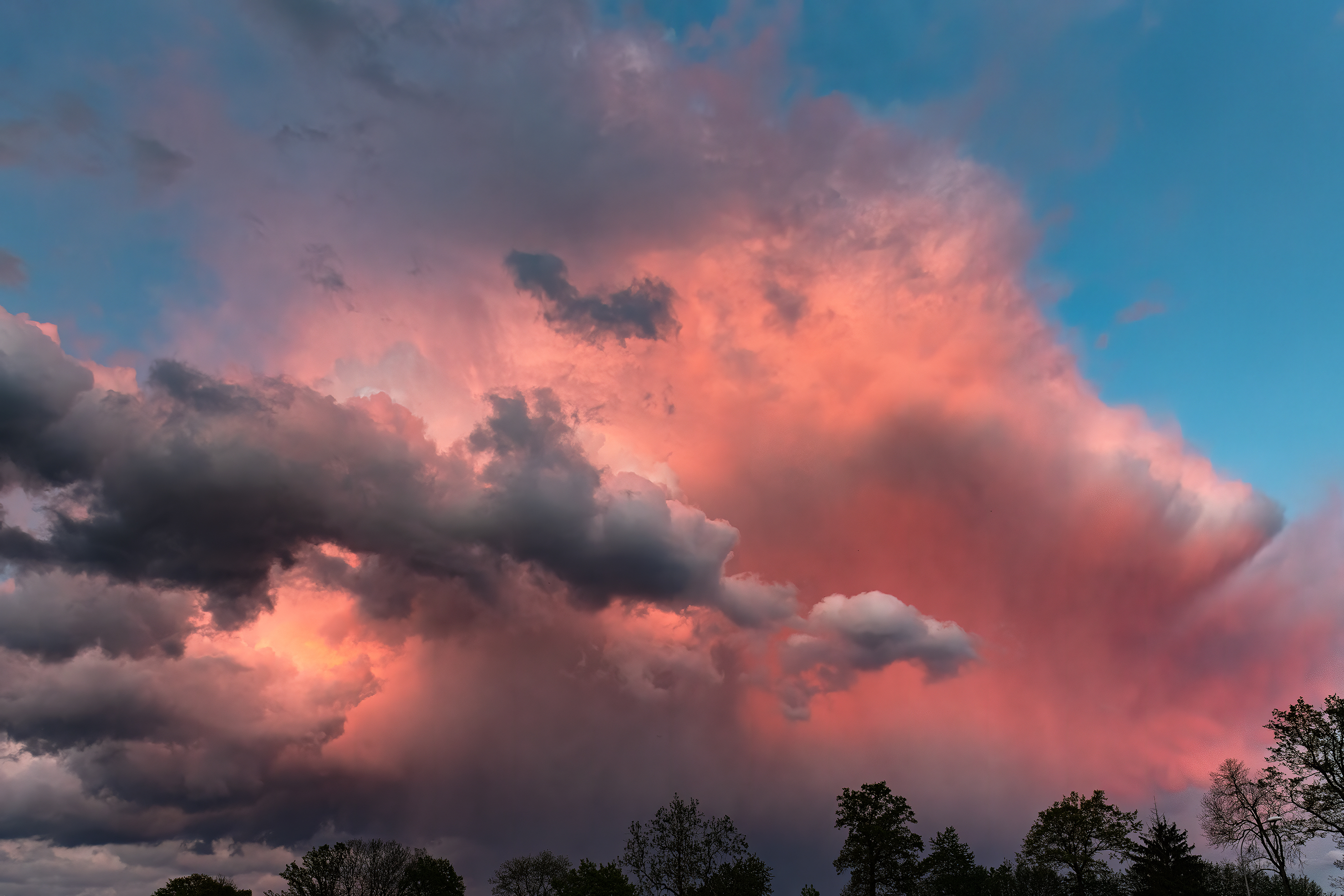 Aufleuchten der Gewitterwolken! Am Samstagabend zwischen Sempach und Neuenkirch leuchtet eine Gewitterwolke rosarot auf als sie von der untergehenden Sonne angeleuchtet wird. Ein Farbenspektakel sondergleichen! | Stefan Dubach, Ruswil Aufleuchten der Gewitterwolken! Am Samstagabend zwischen Sempach und Neuenkirch leuchtet eine Gewitterwolke rosarot auf als sie von der untergehenden Sonne angeleuchtet wird. Ein Farbenspektakel sondergleichen! | Stefan Dubach, Ruswil