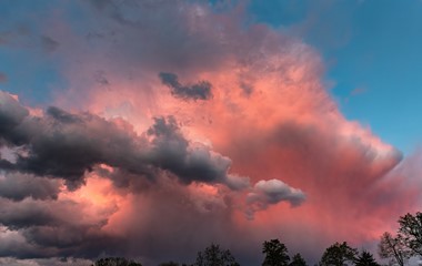 Aufleuchten der Gewitterwolken! Am Samstagabend zwischen Sempach und Neuenkirch leuchtet eine Gewitterwolke rosarot auf als sie von der untergehenden Sonne angeleuchtet wird. Ein Farbenspektakel sondergleichen! | Stefan Dubach, Ruswil 