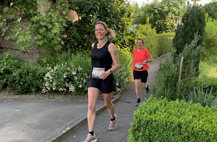 Romy Schäfer (vorne) und Astrid Murer laufen nach absolvierten 16 Kilometern locker ins Ziel. Foto zVg Romy Schäfer (vorne) und Astrid Murer laufen nach absolvierten 16 Kilometern locker ins Ziel. Foto zVg