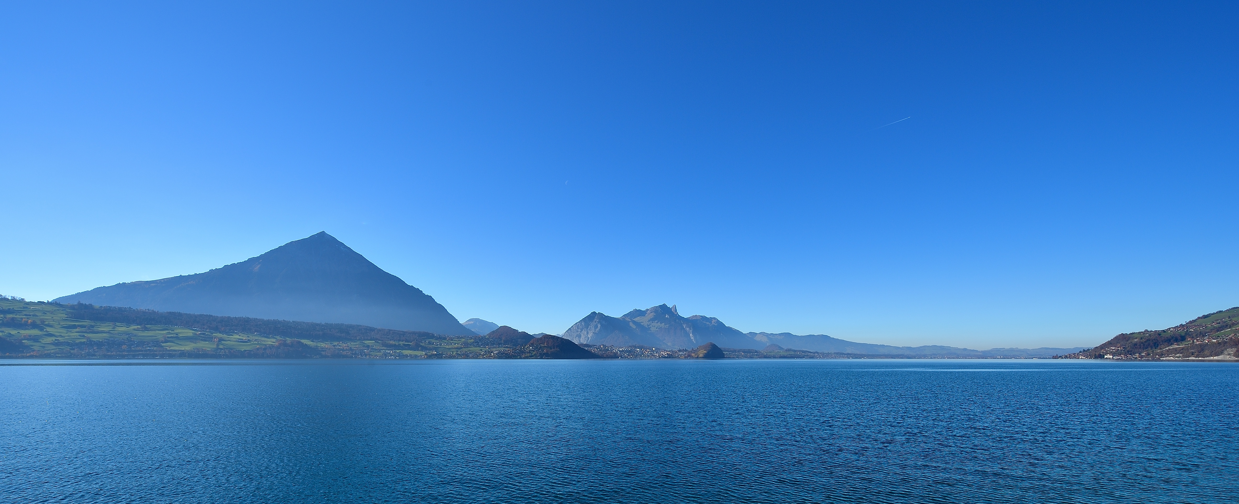 Blau in blau - Thunersee mit Niesen.  | Erwin Ottiger, Ruswil