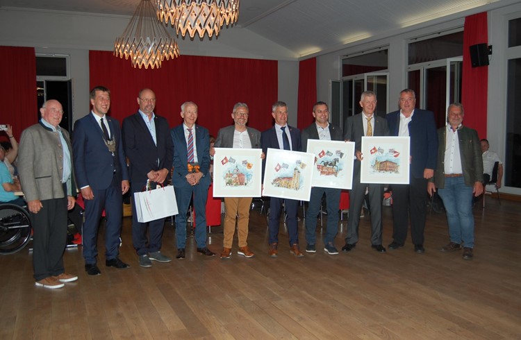 Die Rottaler Gemeindepräsidenten erhalten von der deutschen Delegation ein Bild geschenkt. Foto Willi Rölli