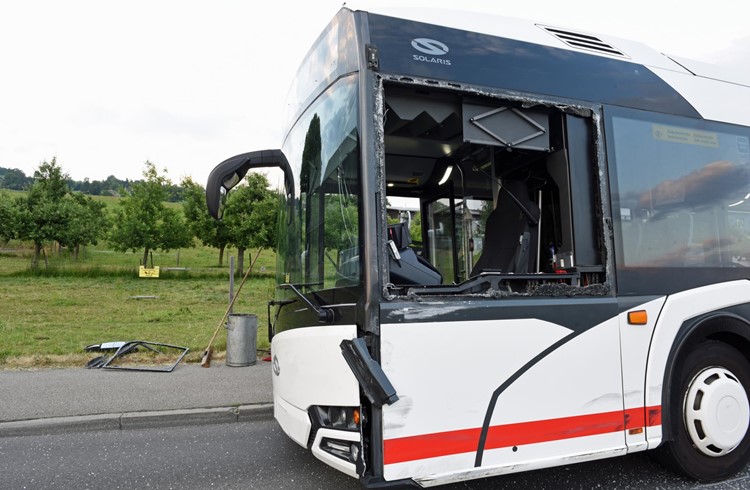 In Ruswil kollidierten ein Linienbus und ein Auto. Foto Luzerner Polizei