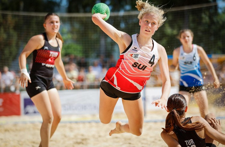 Die Buttisholzerin Elina Egli spielte in der Türkei mit der U17-Beachhandball Nationalmannschaft. Foto EHF/Kolektiff