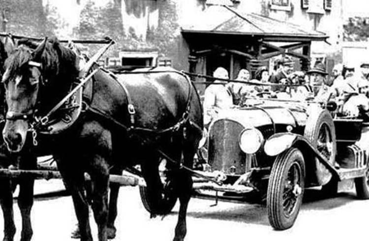 Pferde vor die Automobile spannen, wie das Bild aus dem Kanton Graubünden zeigt – auch damit liessen sich die Automobilisierung nicht aufhalten. Foto zVg