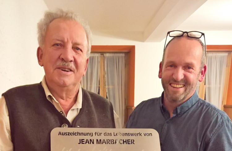 Jean Marbacher (links) wird von Präsident Heinz Lütolf für sein Lebenswerk augezeichnet. Foto zVg