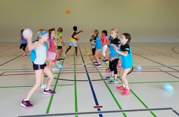 Einmal in der Woche haben die Mädchen des KidsSport ein abwechslungsreiches und spassiges Training in der Doppelturnhalle. Foto zVg