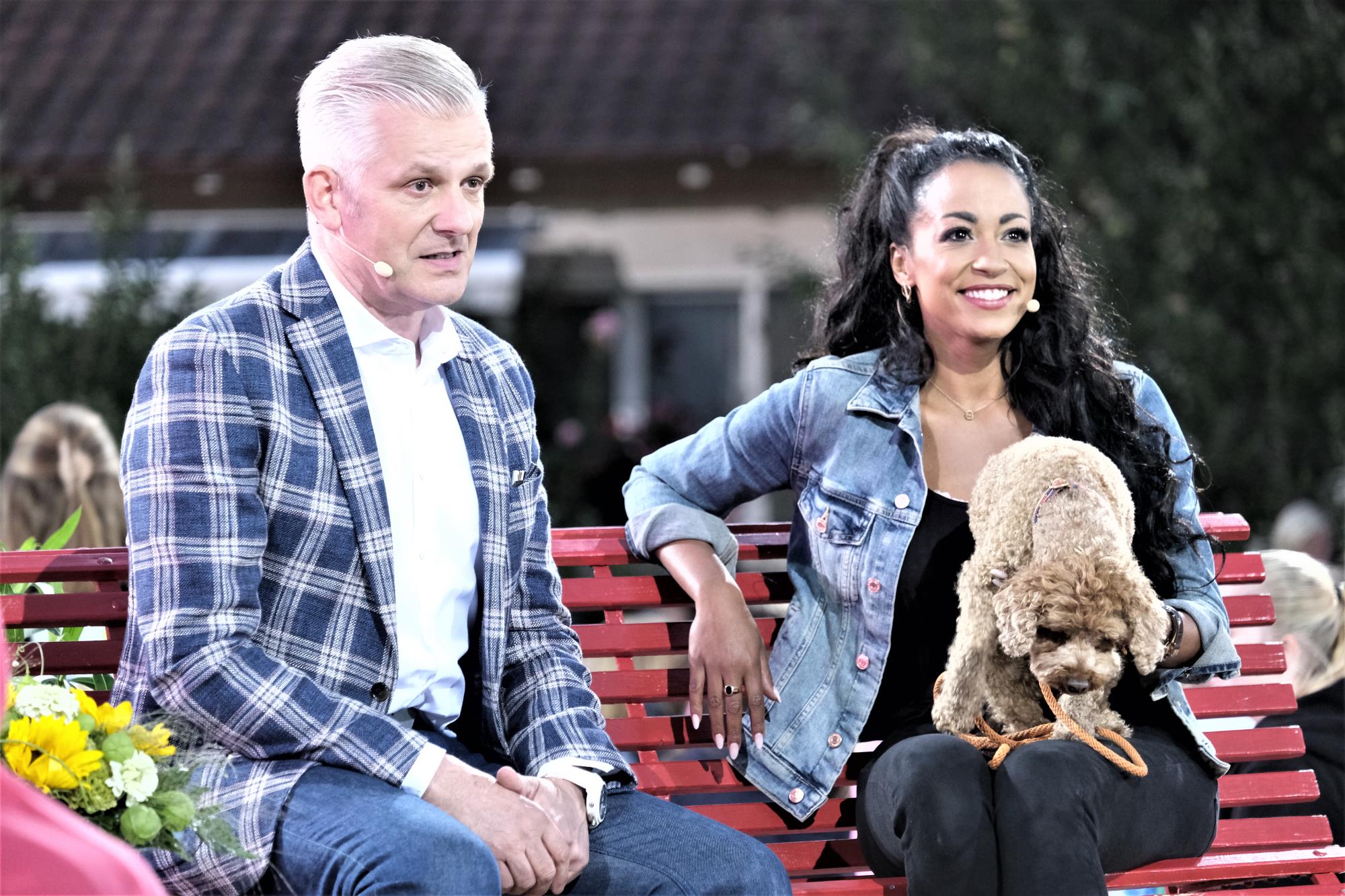 Promigast Fabienne Louves inklusive Hündchen Henry und Rainer Maria Salzgeber. Foto Hannes Bucher