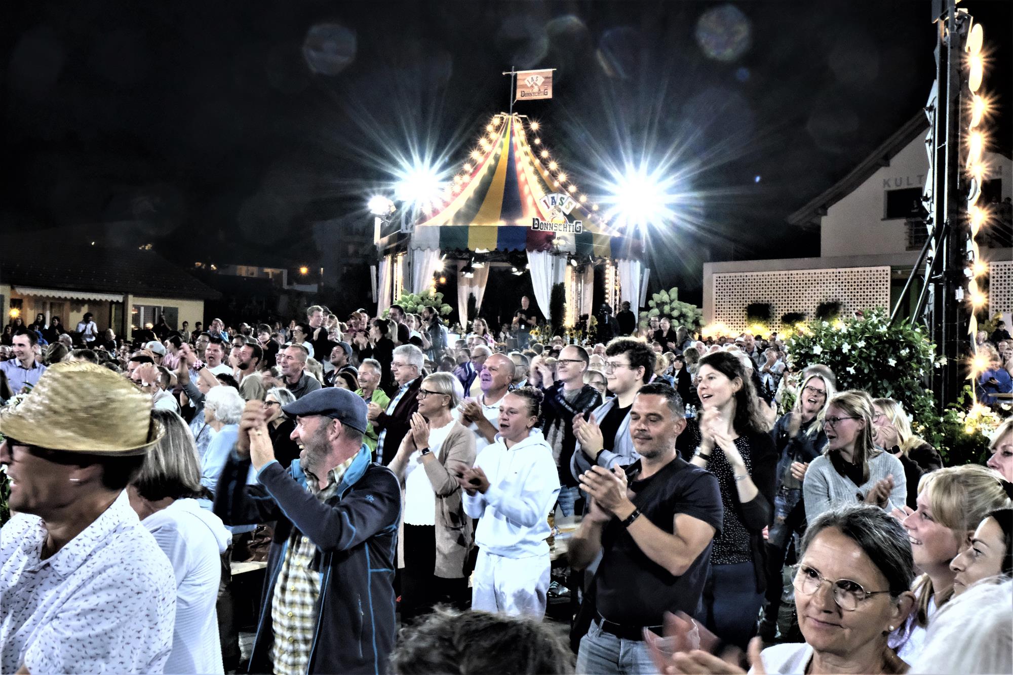 Donnschtig Jass in Ruswil - an die 5000 Begeisterte sorgen für ein grandioses Fest. Foto Hannes Bucher
