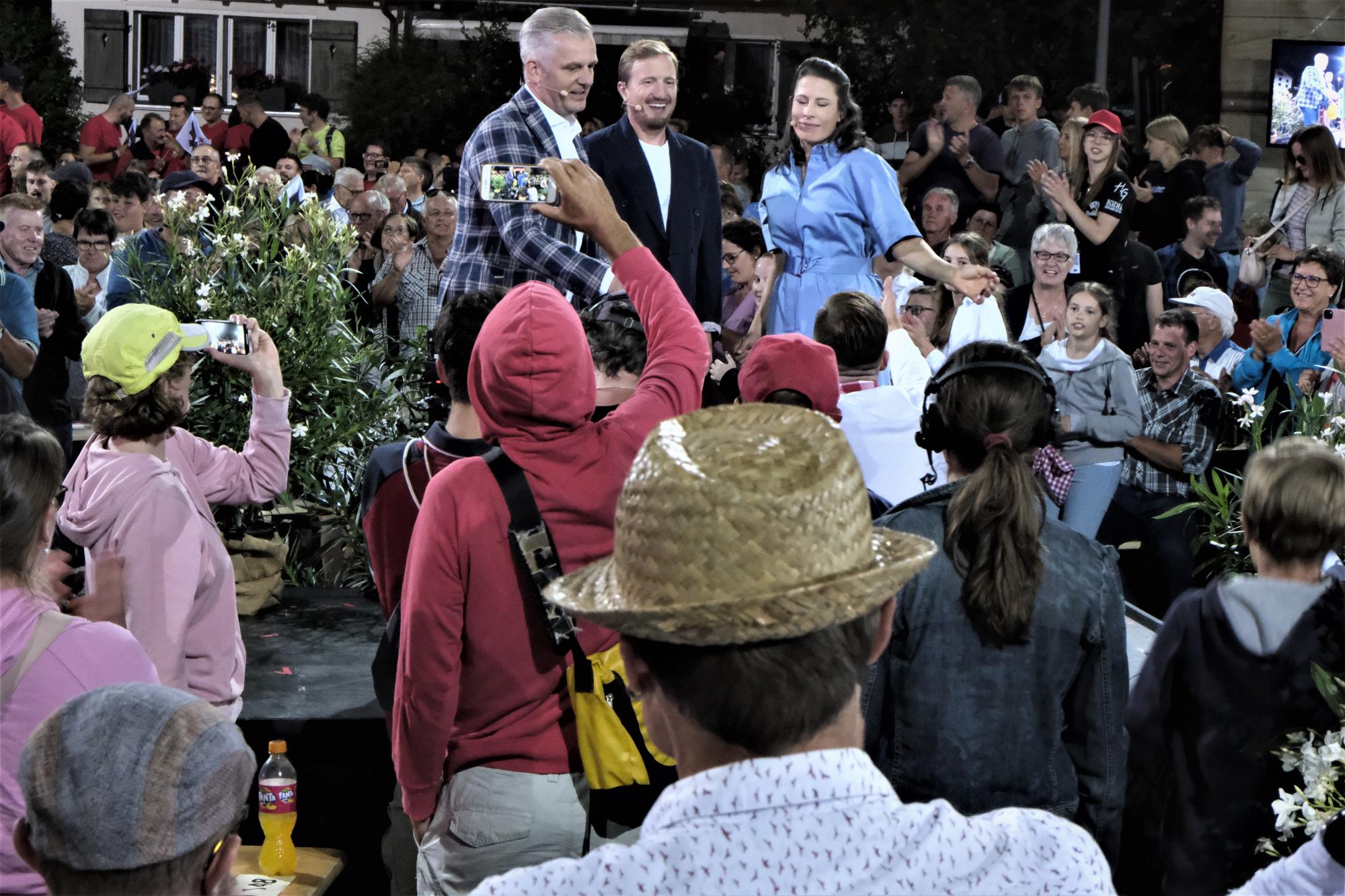 Danke Rusmu - es war wunderschöne bei euch. Rainer Maria Salzgeber, Stefan Büsser und Sonia Kälin verabschieden sich. Foto Hannes Bucher