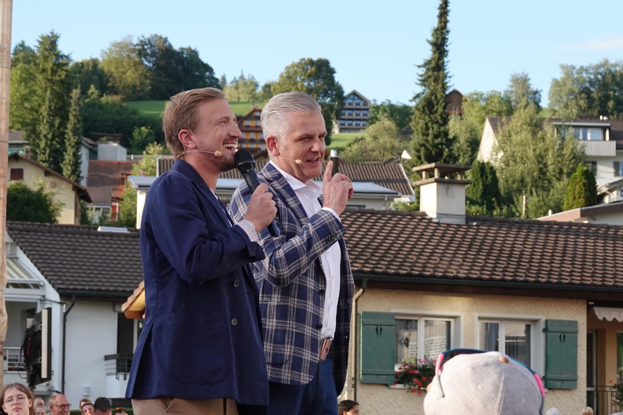 Haben Spass an ihrem Job: Stefan Büsser (links) und Rainer Maria Salzgeber. Foto Roland Meyer