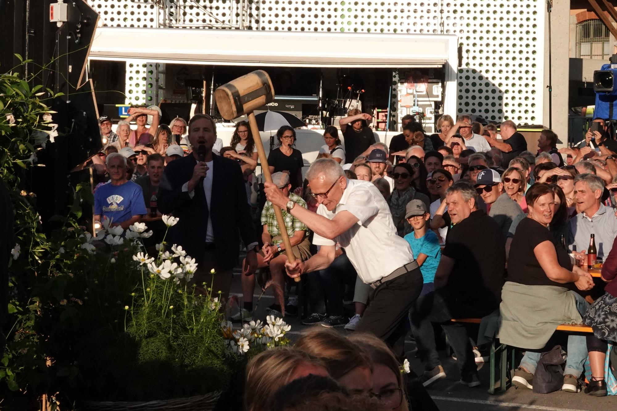 Nationalrat Leo Müller haut den Lukas. Foto Roland Meyer