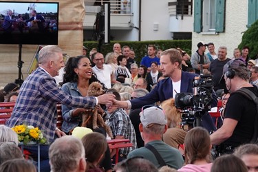 Spass vor laufender Kamera (von links): Rainer Maria Salzgeber, Fabienne Louves, Stefan Büsser. Foto Roland Meyer Spass vor laufender Kamera (von links): Rainer Maria Salzgeber, Fabienne Louves, Stefan Büsser. Foto Roland Meyer