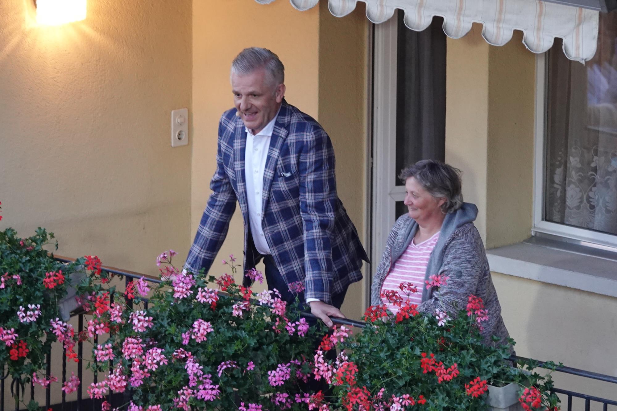 Hoher Besuch bei Erna auf dem Balkon. Foto Roland Meyer