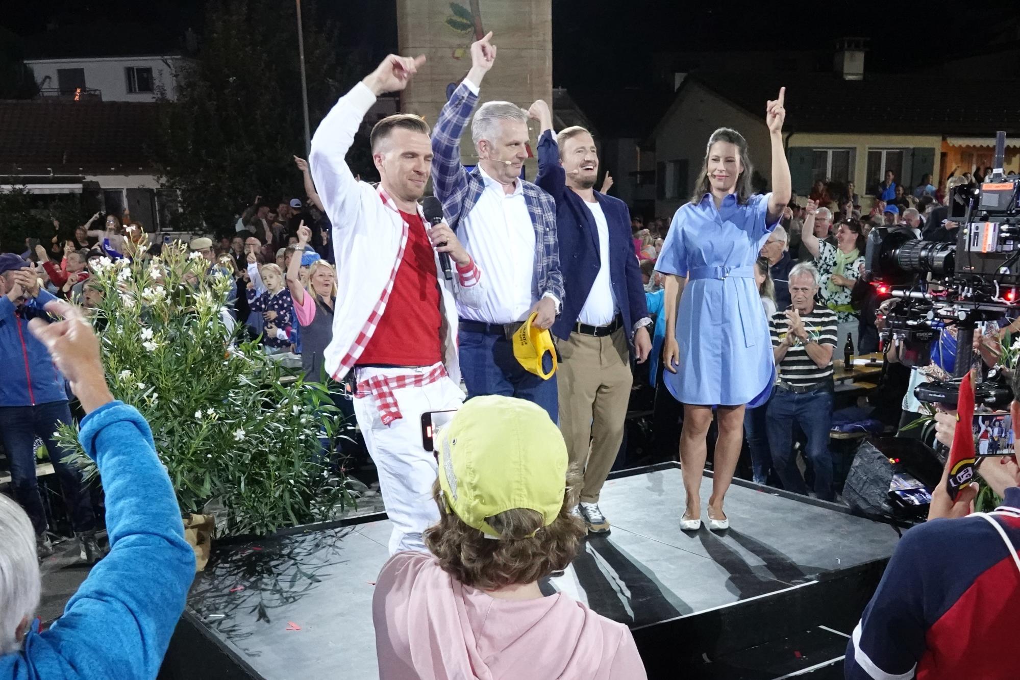Zum Schluss wurde gefeiert (von links): Aurel (Stubete Gäng), Rainer Maria Salzgeber, Stefan Büsser, Sonia Kälin. Foto Roland Meyer