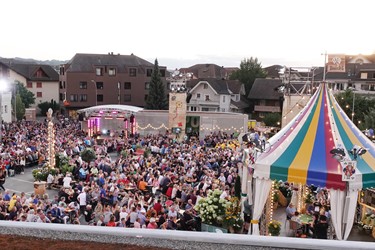 Der Donnschtig-Jass zog Massen auf den Märtplatz. Foto Roland Meyer Der Donnschtig-Jass zog Massen auf den Märtplatz. Foto Roland Meyer