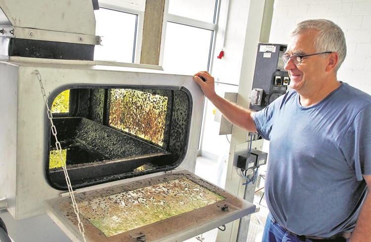 Klärmeister Franz Wicki öffnet den «Rechen». Ein widerlicher Gestank macht sich augenblicklich breit. Hier werden grobe Fremdkörper aus dem Wasser herausgeholt. Zudem können Amphibien über einen Überlauf die Flucht aus der Brühe antreten. Foto Dieter Hodel Klärmeister Franz Wicki öffnet den «Rechen». Ein widerlicher Gestank macht sich augenblicklich breit. Hier werden grobe Fremdkörper aus dem Wasser herausgeholt. Zudem können Amphibien über einen Überlauf die Flucht aus der Brühe antreten. Foto Dieter Hodel