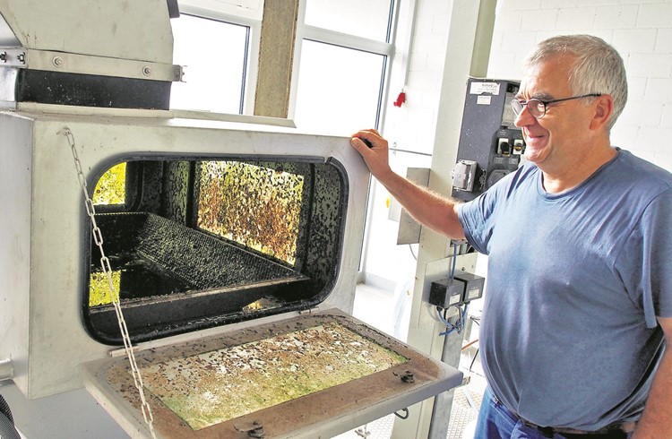 Klärmeister Franz Wicki öffnet den «Rechen». Ein widerlicher Gestank macht sich augenblicklich breit. Hier werden grobe Fremdkörper aus dem Wasser herausgeholt. Zudem können Amphibien über einen Überlauf die Flucht aus der Brühe antreten. Foto Dieter Hodel