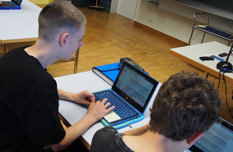 Heute gehören Laptops in den Schulzimmern als wichtige Arbeitsmittel dazu. Foto Dieter Hodel