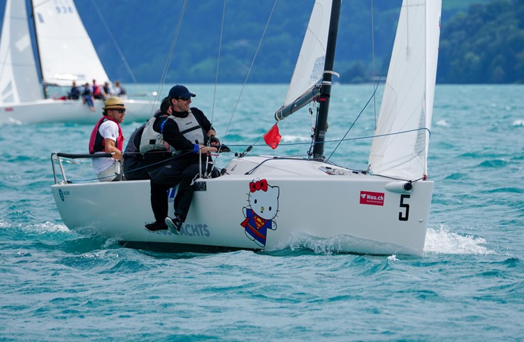 Dave Erismann (ganz links) wurde an der Schweizermeisterschaft in Genf in der Bootsklasse J70 Schweizermeister mit seiner Crew vom Yacht Club Luzern, besser bekannt als «Superbüsi Team». Archiv-Foto zVg
