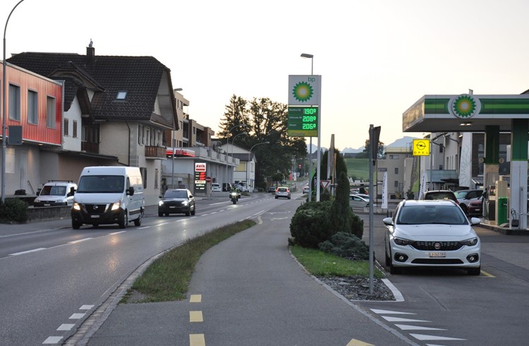 Kaum Preisunterschiede: in Ruswil befinden sich die Tankstellen von AVIA und BP in unmittelbarer Nähe. Foto Stefan Schmid