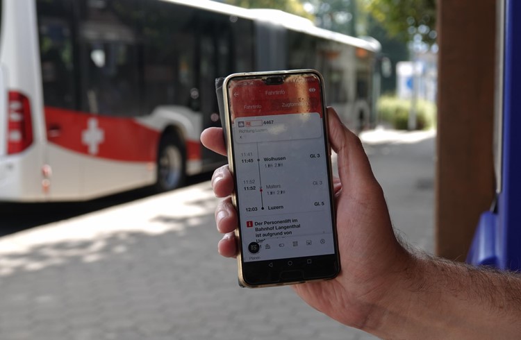 Das Fahrbillett muss vor dem Einstieg in den Bus gelöst werden. Am einfachsten geht es heute auf dem Smartphone in einer ÖV-App. Foto Roland Meyer