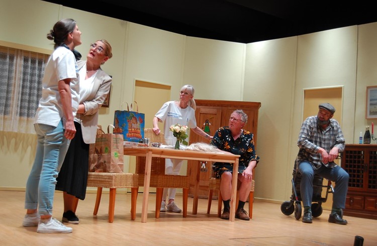 Das Theaterstück um den Altersheimbewohner Johannes Junker (rechts, gespielt von Präsident Ruedi Bachmann) sorgte für beste Unterhaltung. Fotos Willi Rölli
