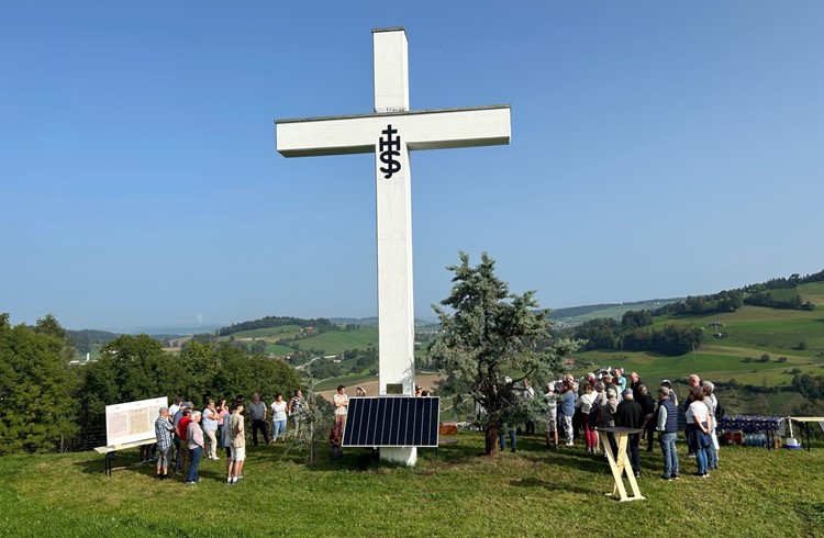Das fertiggestellte Friedenskreuz mit wunderbarer Aussicht. Foto zVg