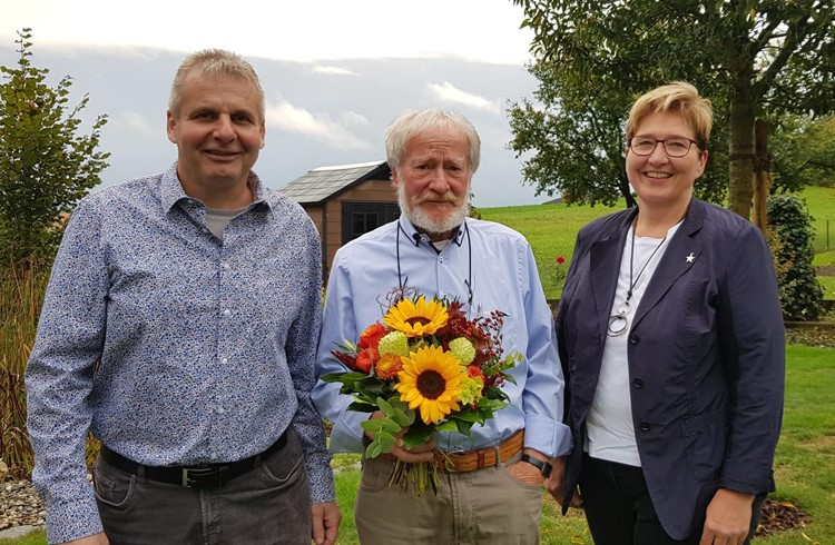 Willi Rölli (Mitte) erhält die Rot-Gelbe Wanga 2023 aus den Händen von Joe Schelbert, Präsident FDP Grosswangen und Brigitte Bösch, Gemeinderätin Soziales. Foto zVg